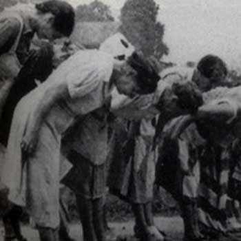 Java women bowing