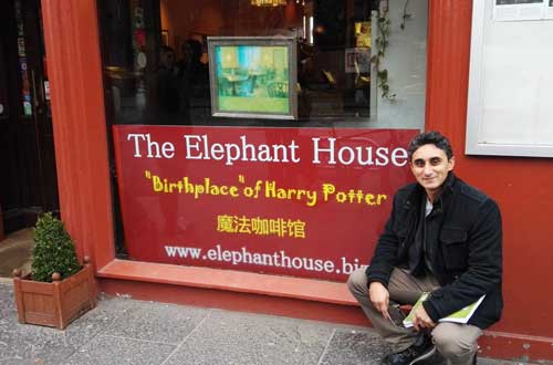 Vaseem Khan beside the Elephant Cafe (c) Vaseem Khan