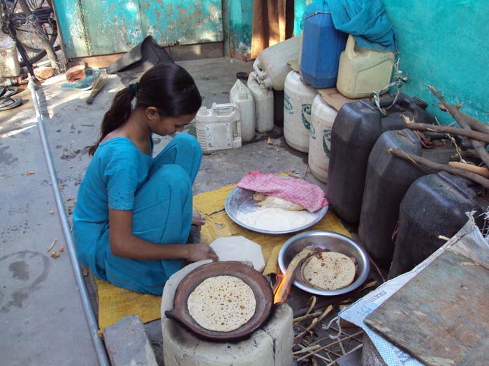 Girl making rotis in Delhi slum - (c) Jill McGivering