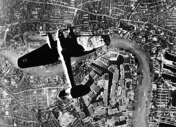 Blitz-bombers-over-Thames-(1)