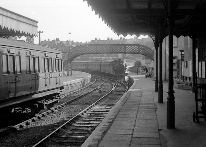 Cowes railway station (c) Wikipedia