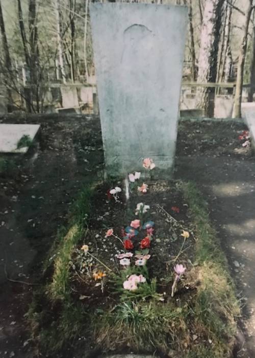 Grave of Boris Pasternak in the cemetery at Peredelkino (c) Harriet Crawley