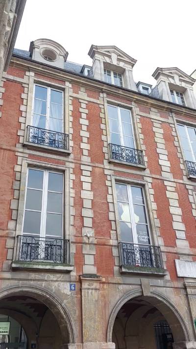 Victor Hugo's house in Place des Vosges (1)Victor Hugo's house in Place des Vosges (1)